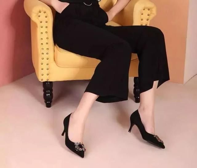 高跟鞋的文艺复兴-黑色高跟鞋回潮