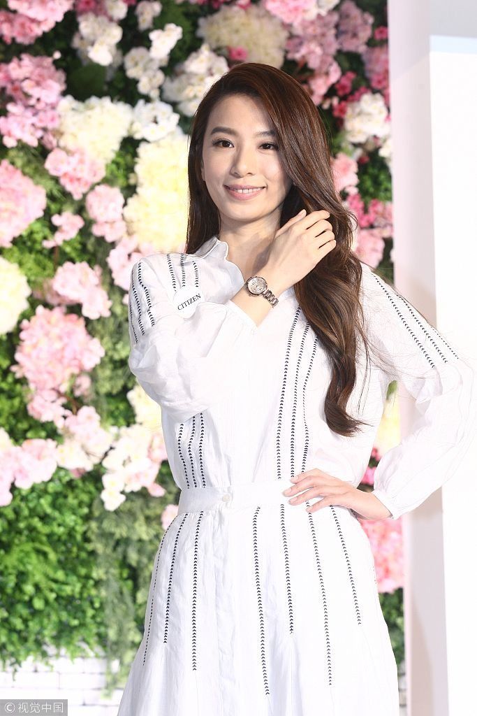 田馥甄梳大波浪卷发穿白蕾丝裙仙气飘飘  闻Ella合约问题忙打太极