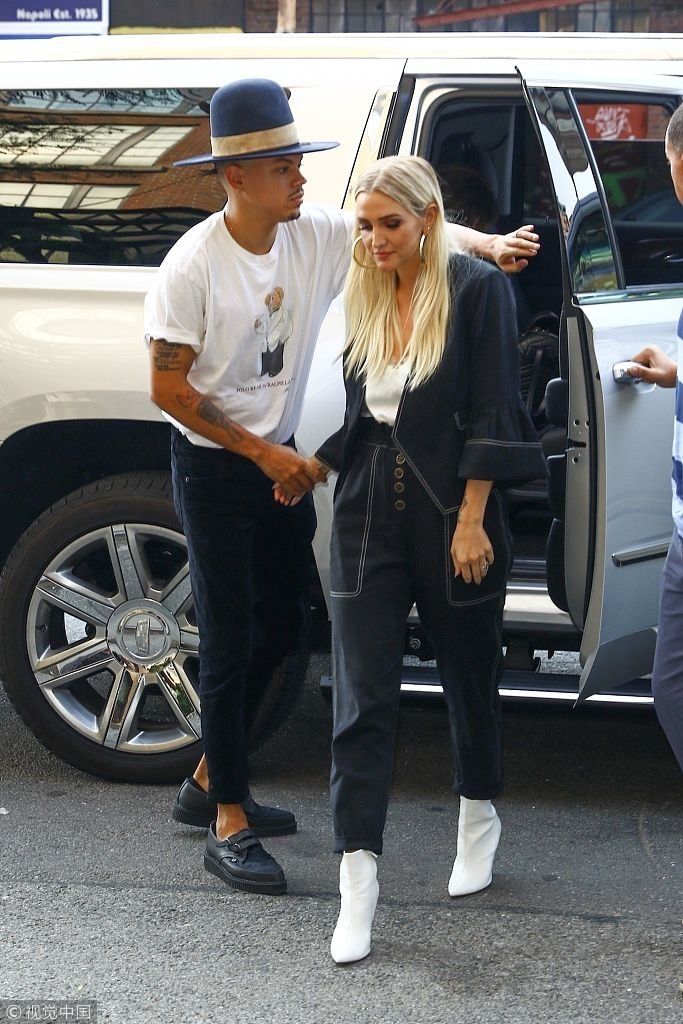 艾希莉辛普森和老公七夕街头公然撒糖   穿情侣装手牵手浪漫约会