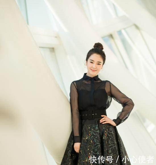 她是靳东的前妻，却一心追随陈道明，气质穿搭美呆了