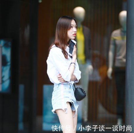 小姐姐肤白貌美大长腿，这双长腿也太无敌了，侧面看更是毫无瑕疵