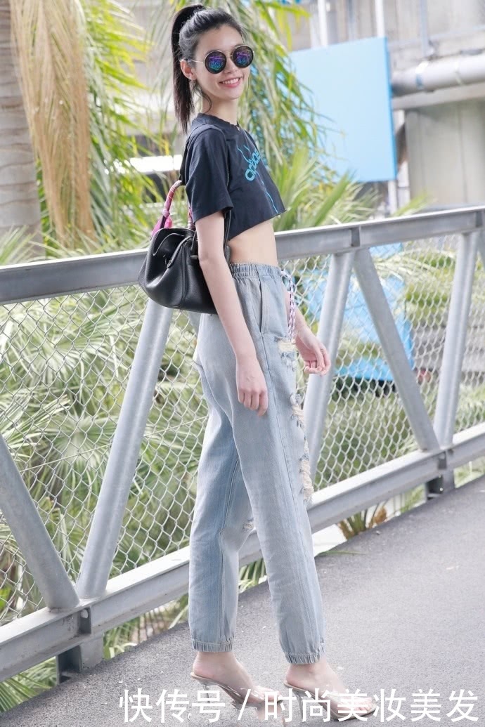 奚梦瑶穿紧身裙现身，却搭了条驼色打底裤，网友：辣眼睛啊！