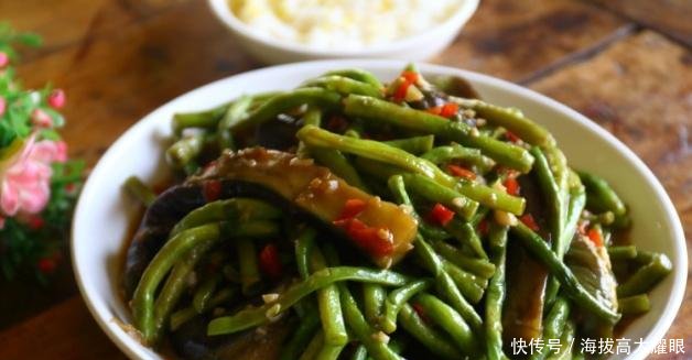  软烂：长豆角烧茄子的家常做法，软烂适口，有滋有味