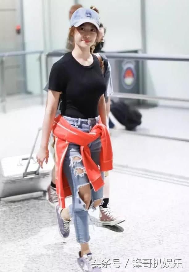 同是背上“一丝不挂”，奚梦瑶完美，蔡依林惨败，蕾丝内衣惹的祸