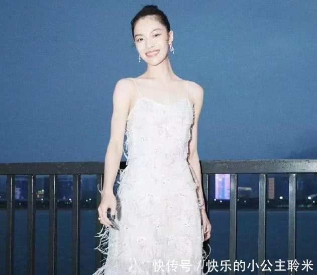 当钟楚曦与林允同穿吊带衫，才知道健身瘦和节食瘦的差距有多大