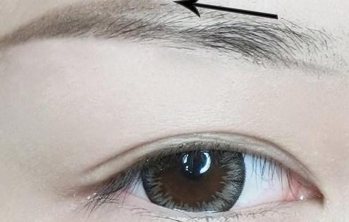 女人画眉时, 尽量别踩这3个“雷区”, 不仅妆容难看, 还很老气!