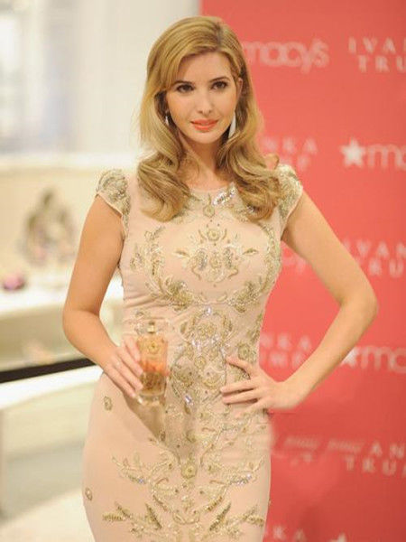 37岁的伊万卡:紧身上衣突显好身材，对视特鲁多似“甜蜜恋人”!