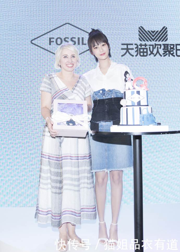  『牛仔材质』杨紫瘦了真敢玩，半身裙外穿短裤还能系上扣，以为会丑却潮到飞起