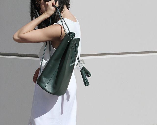 那些靠质感和极简征服时尚圈的水桶包们,辣妈超模都爱得不行!