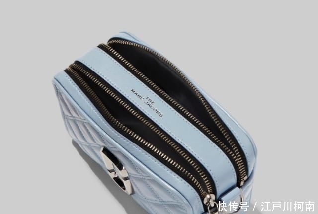  蓝色：Marc Jacobs 2020年春夏款除了相机包，这些＂蓝＂用在包上也很美