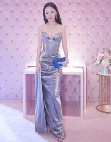 霍思燕身穿一袭长裙大秀好身材，没想到被裙摆所毁，都踩到脚下了