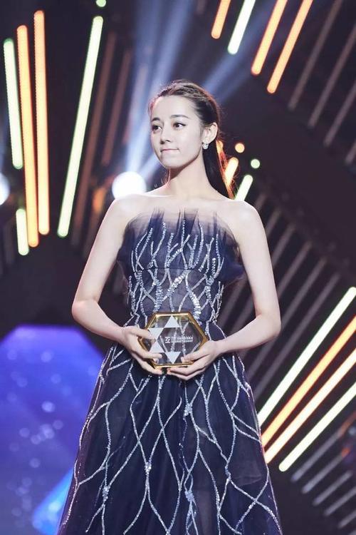 迪丽热巴又换新发型了？美的让人窒息！