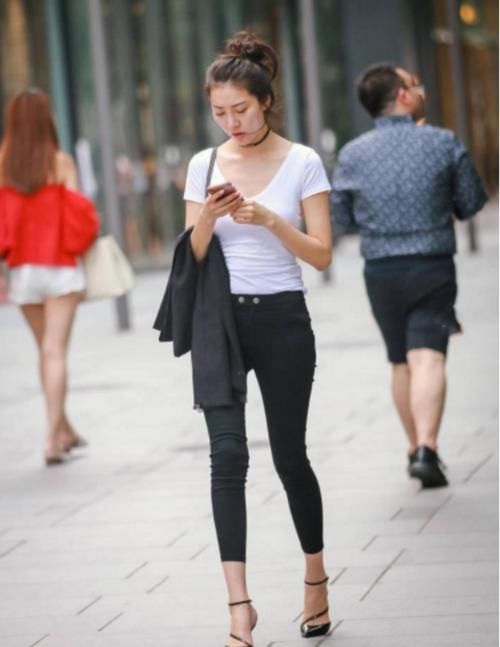 迷人|“腰间眼”的紧身牛仔裤,最放肆的嘟嘴女神,网友:真迷人!