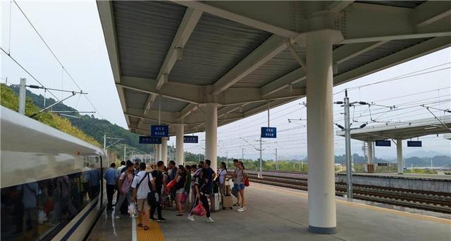 中国最“坑人”的高铁站，站名与地点不符，多少人下车才知坐错车