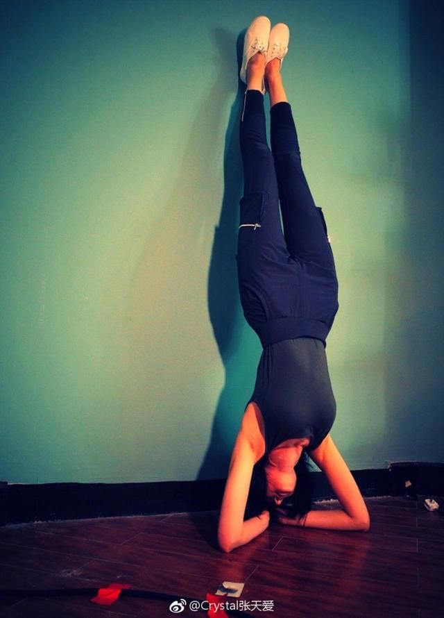 张天爱的美腿杀都不是P出来的，实力证明大长腿穿什么都好看!