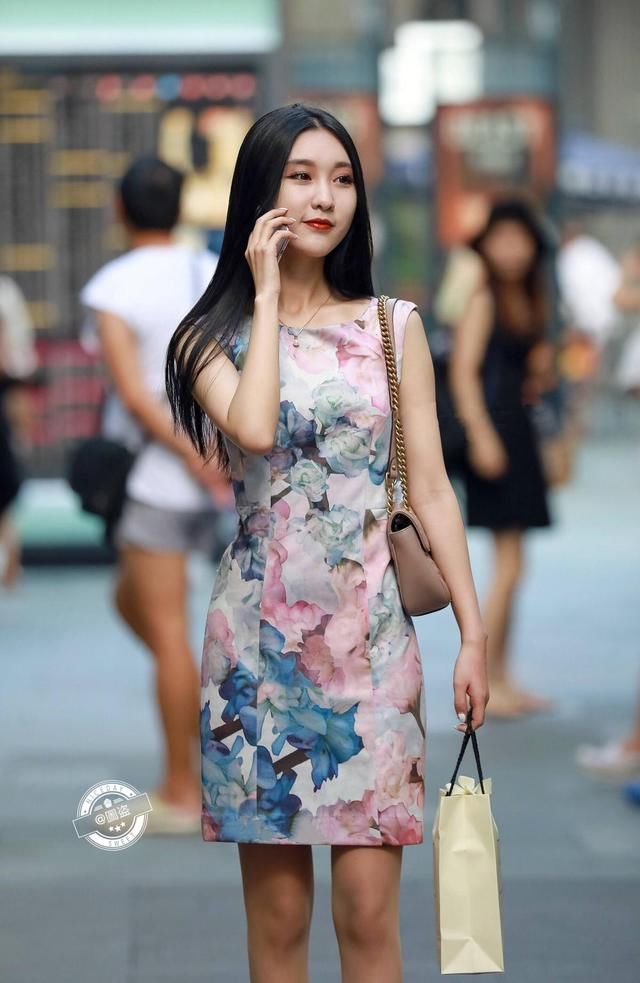 路人街拍，“蚂蚁腰”配旗袍，美到心坎里