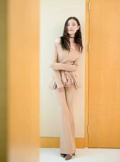 倪妮大尺度“撩人”，不穿内衣惊艳全场，紧身裤勒出“羞耻”形状