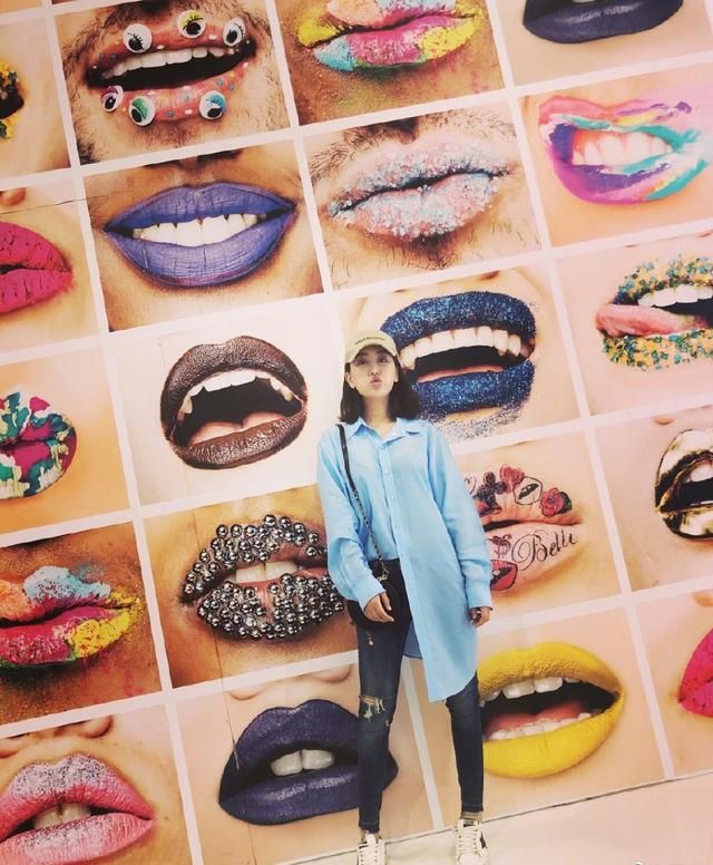 马苏身穿一袭蓝色镂空长裙端庄优雅，女神范儿十足，网友：美炸了