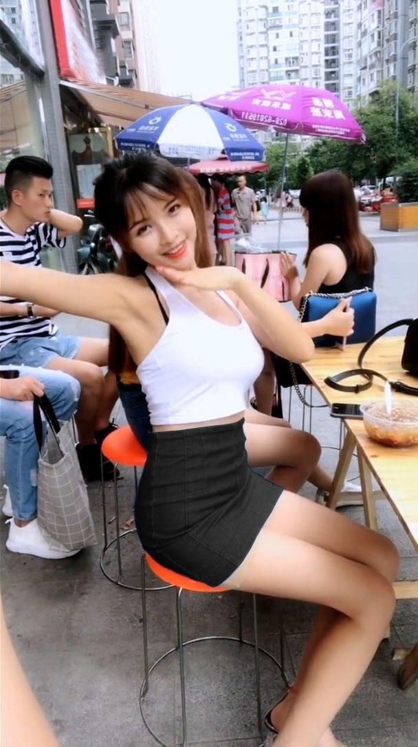 街拍女神级美女，气质身材俱佳，包臀裙的颜色已经不重要