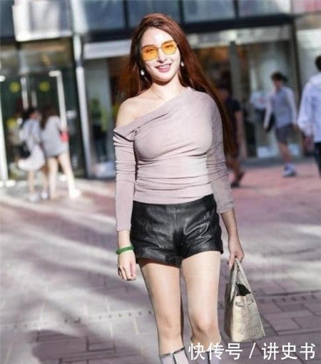 『不已』街拍:身材匀称的美女,一件露肩上衣配靓丽的小皮裤,让人赞不已