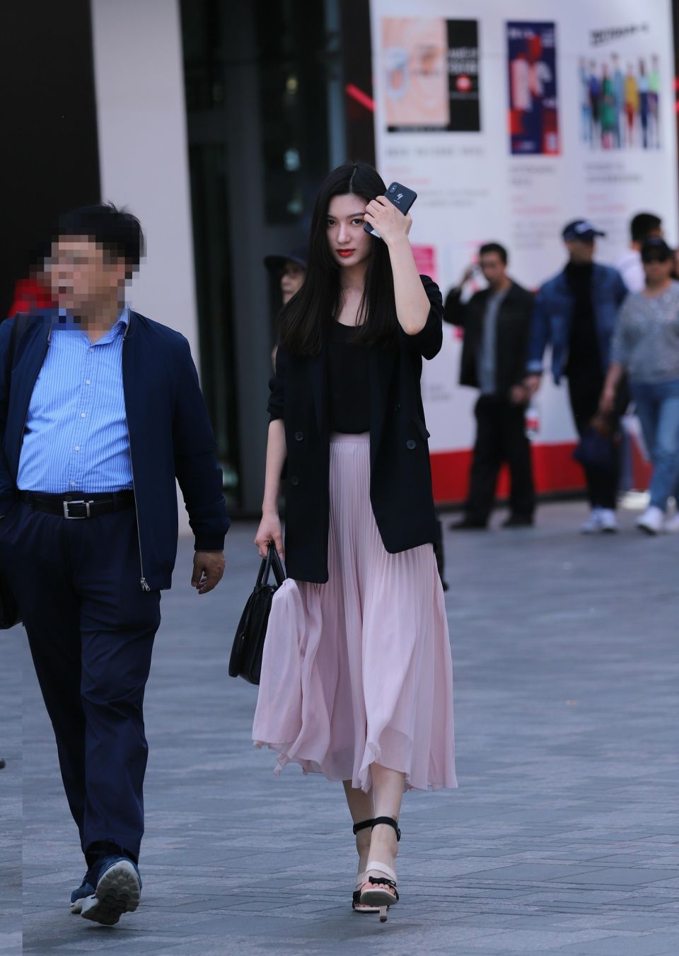 路人街拍，简约的背心这样穿很显身材，而且轻熟干练