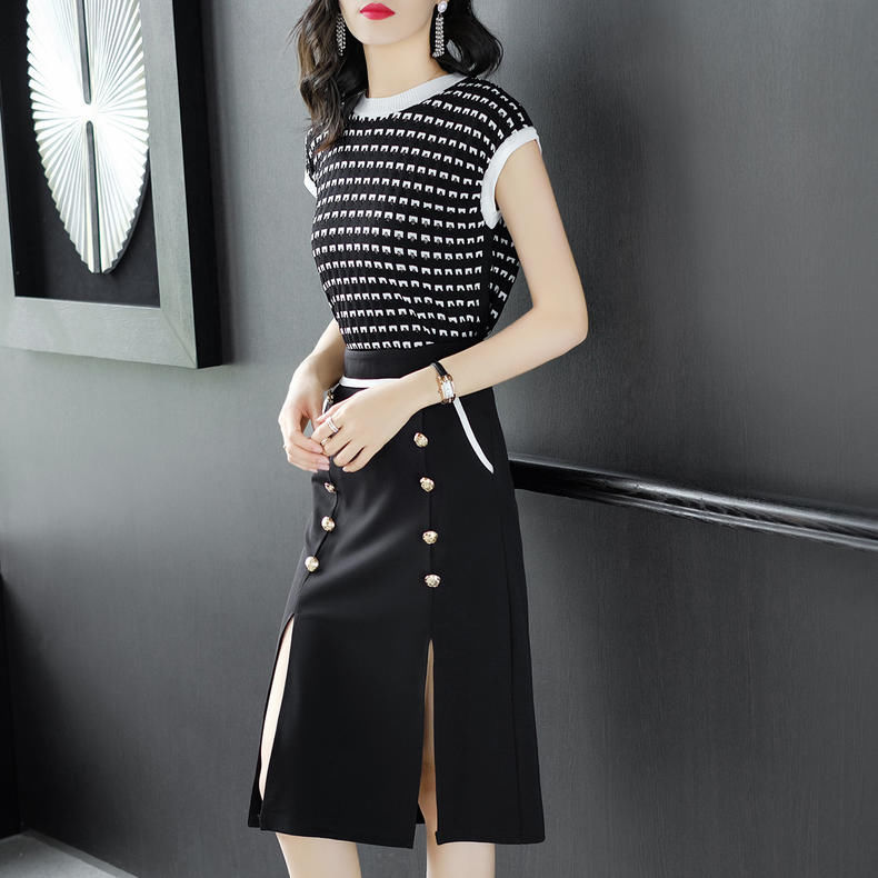 奔四女人穿名媛套装，魅力有型的半身裙套装散发出职业的利落气息