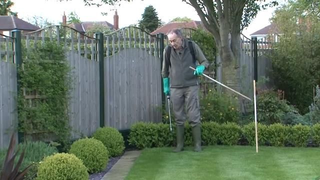 英国四十岁大叔发明自行车喷雾机，不用油和电，成本100块钱