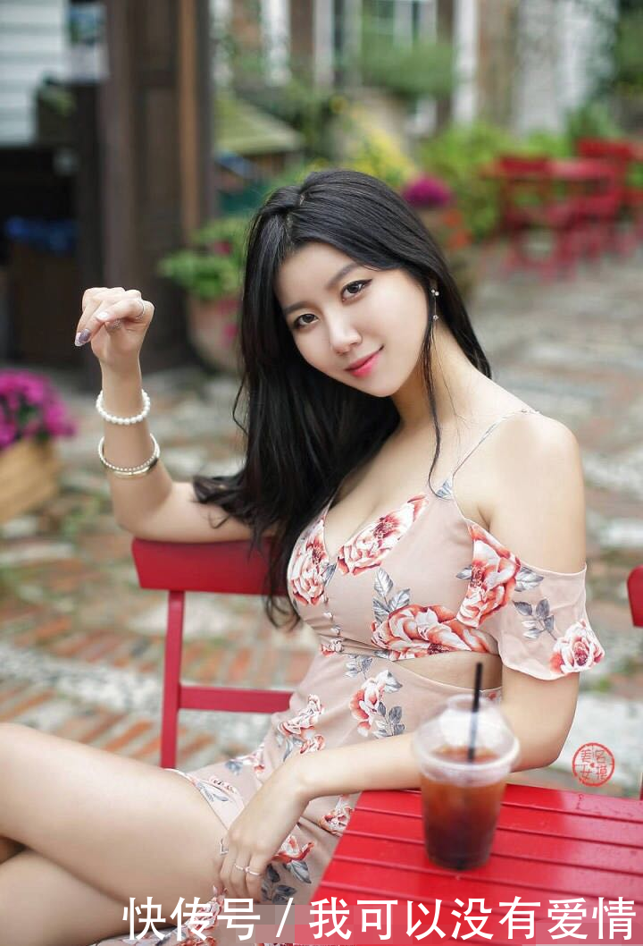 街拍：长相很甜很美的小姐姐，身姿丰腴这身材不一般啊！