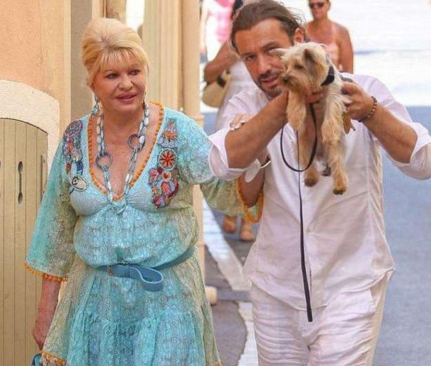 伊万卡的生母现身街头，大胆的着装吸引人们的眼球！