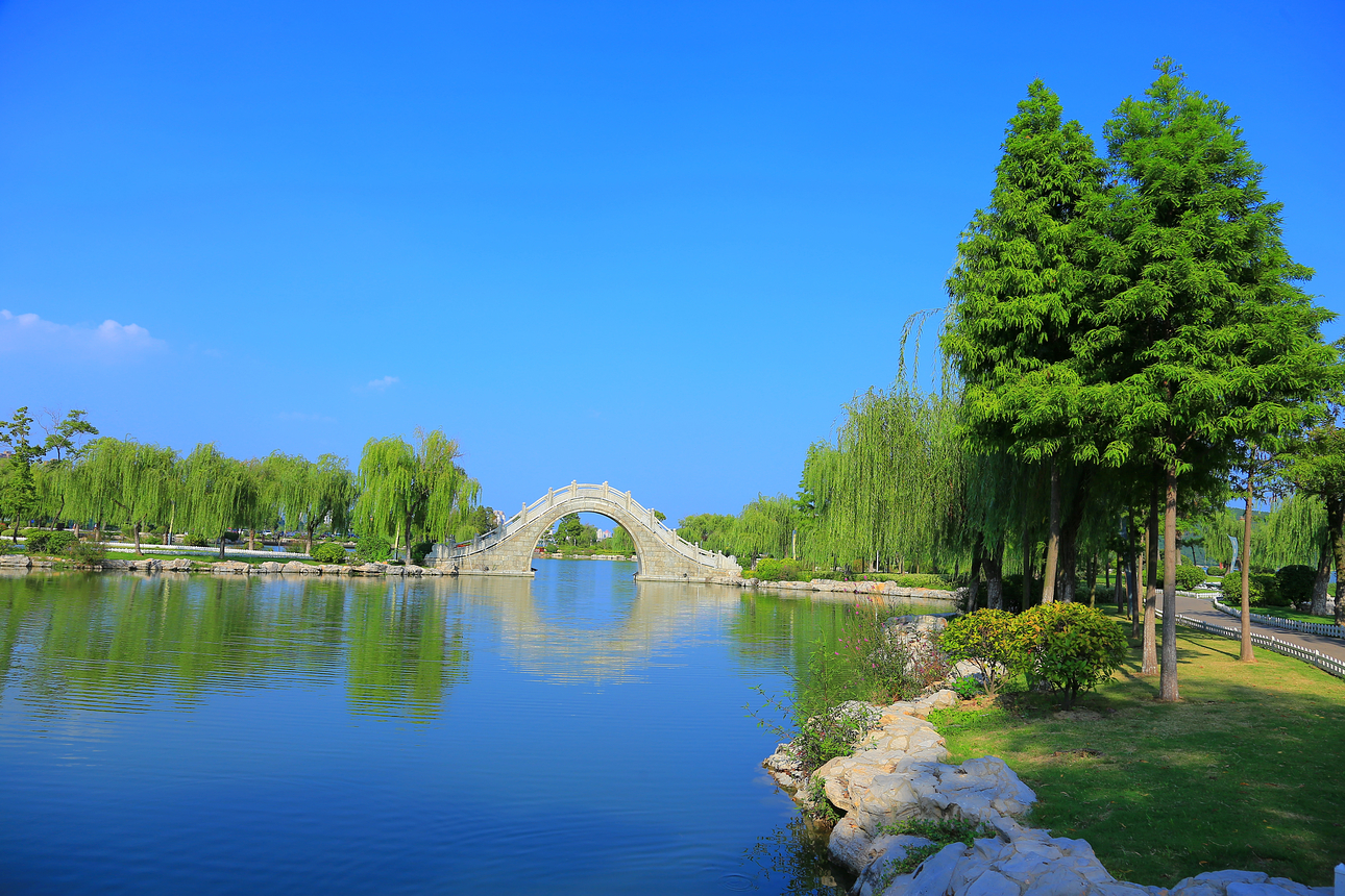 江苏一个少有人知的湖泊，三面环山，一面临城，是5A级旅游景区