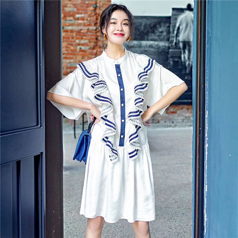 今年流行穿清新甜美的连衣裙，俏皮又不失优雅魅力，让人一见倾心