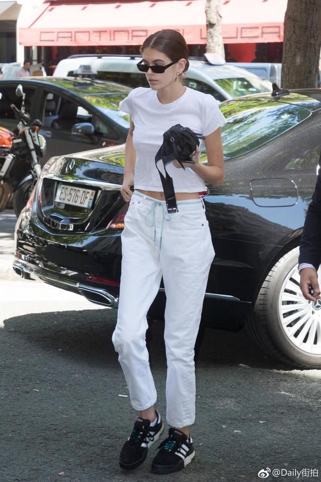 超模辛迪克劳馥17岁女儿身高185, 基础款巴黎出街引得外媒疯狂