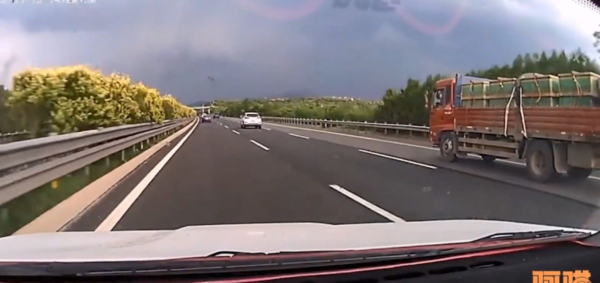  #技巧#新手司机注意，教你六个跑高速的实用小技巧，关键时候能