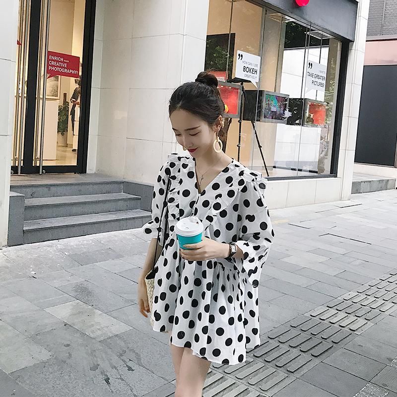 火爆夏季的波点裙，70后阿姨穿上身也毫无违和感，显得人更美