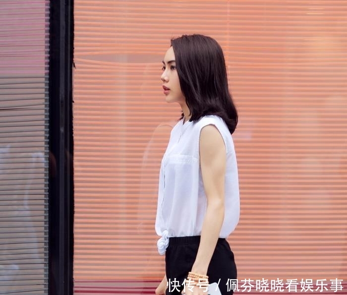 『小姐姐』街拍:优雅的白色V领雪纺衫,小姐姐穿出仙气十足的女神范