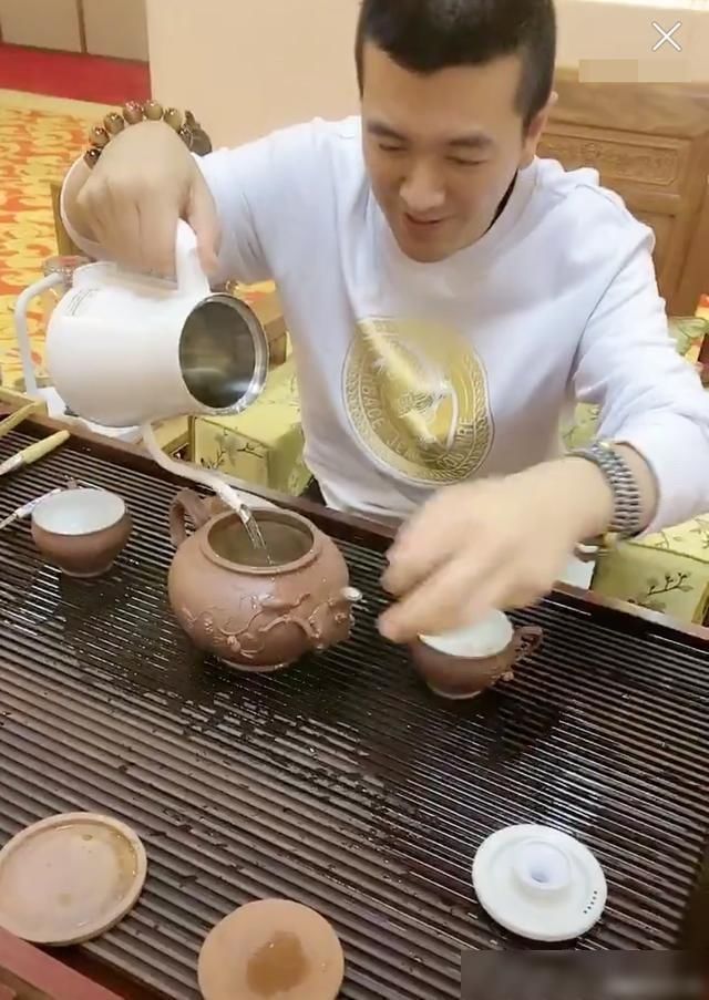  『茶壶』黄圣依老公杨子直播“翻车”，用价值近亿元茶壶喝茶险些打碎