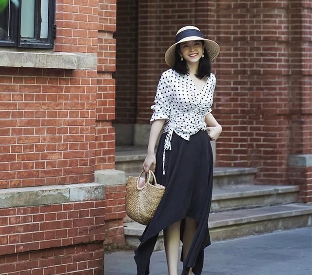  「感觉」三木博主颜值又飙升，穿风大衣裙配搭收腰裤带，霸气又有型