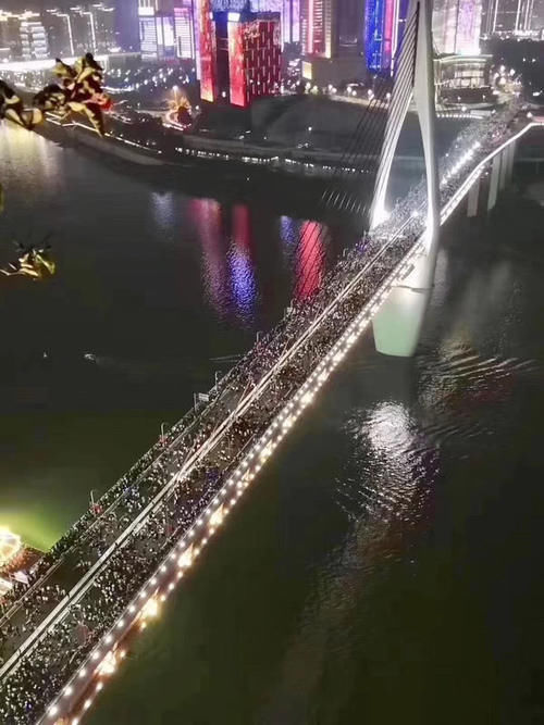 重庆这个地方太火了,直接封桥让游客拍照打卡,网友:暖心