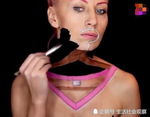 化妆竟把自己的头画消失了，这技术简直了