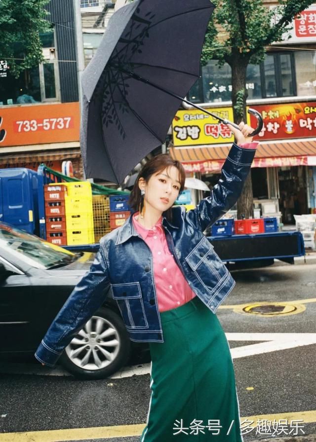 张钧甯贴身连体裤露腰一展傲人身材，杨紫搭配红黄绿穿出少女感