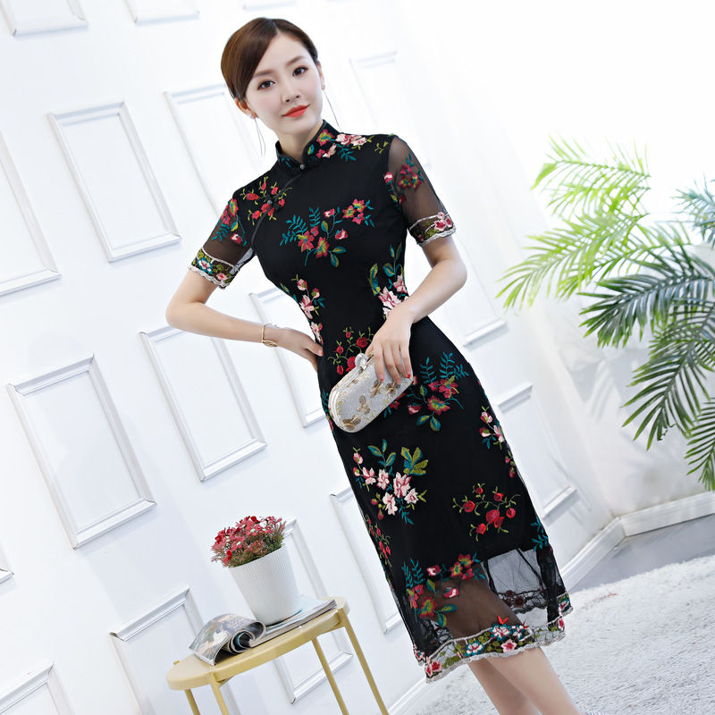 和表姐同时参加聚会，她身上的改良旗袍，让人眼前一亮太美太闪耀