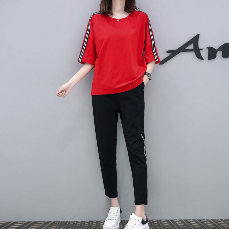 难怪老婆把连衣裙都扔了，立秋穿这样的运动套装，魔鬼身材很迷人