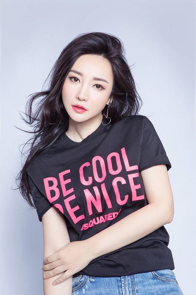 不只是性感!柳岩抱胸秀傲人上围卷发慵懒