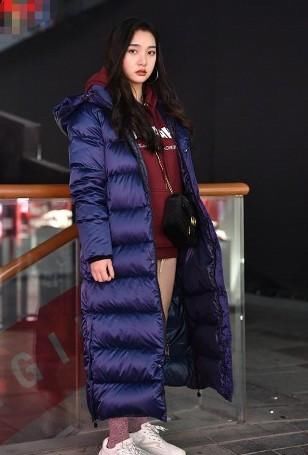  美女：路人街拍，美女一身搭配时尚又性感，气质出众
