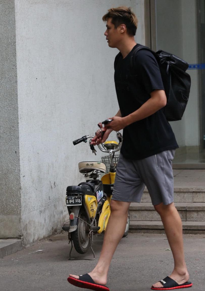 辽宁男篮李晓旭贺天举赴美训练归来 苦练备战