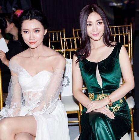 裙子中间开条缝，柳岩穿衣越来越有品位了，吸引力爆棚！