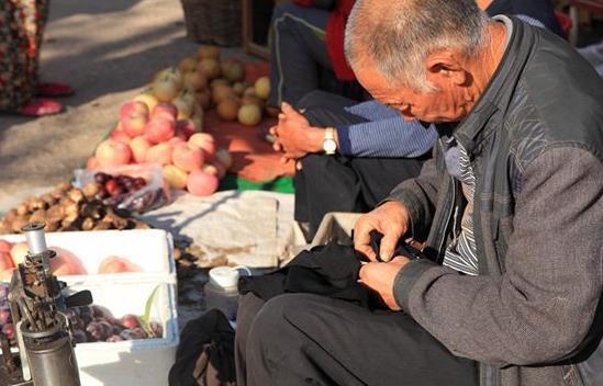 小擦鞋匠将路边生意搬进店铺,成3000家店铺老