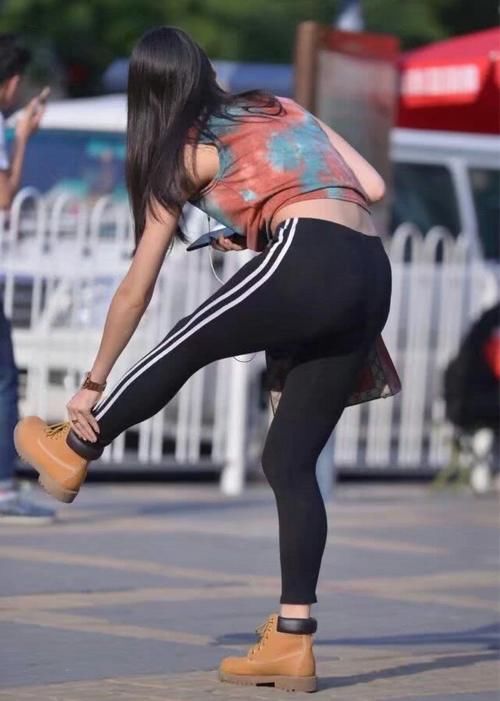 中性风格的紧身打底裤别有一番韵味，是气质型女神首选哦