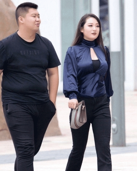 美女|20出头的“贵妇”女孩身着“宫廷感上衣”,气场强大似明星
