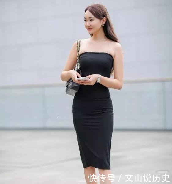 面带微笑:街拍面带微笑的美女,一条白色的连衣裙,时尚靓丽气息